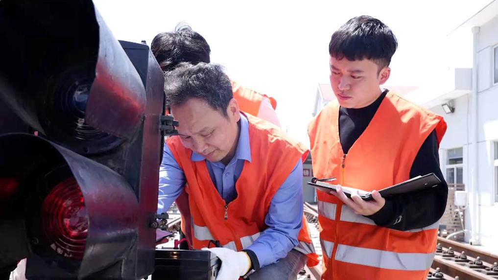 全國勞動模范李德迎：從一線到講臺 用“匠心”澆灌鐵路未來